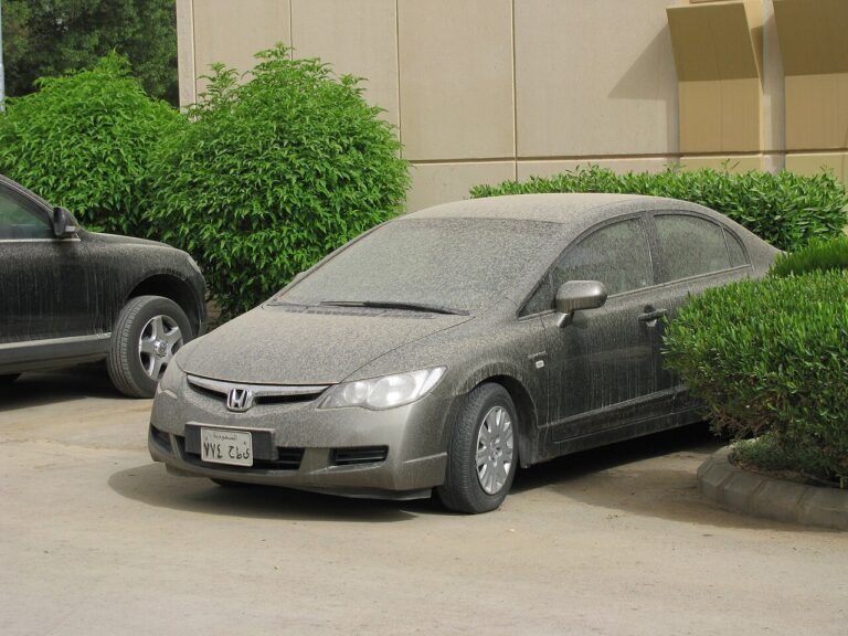 غسيل السيارة بعد المطر — سيارة في مطر الرياض